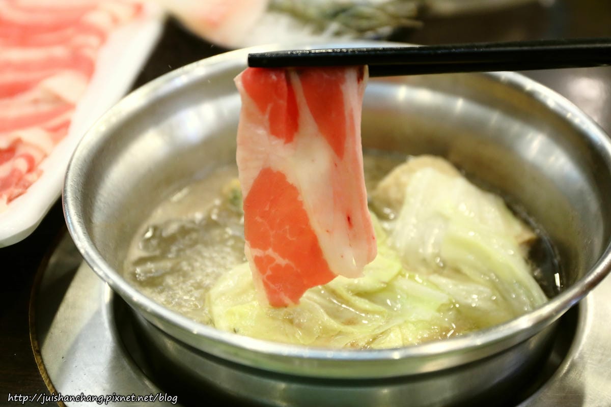【食║台北中山區】鍋饕精緻涮涮鍋。大直捷運美食～豪邁擺盤，來這吃肉就對了，平價鍋物，CP值超高！