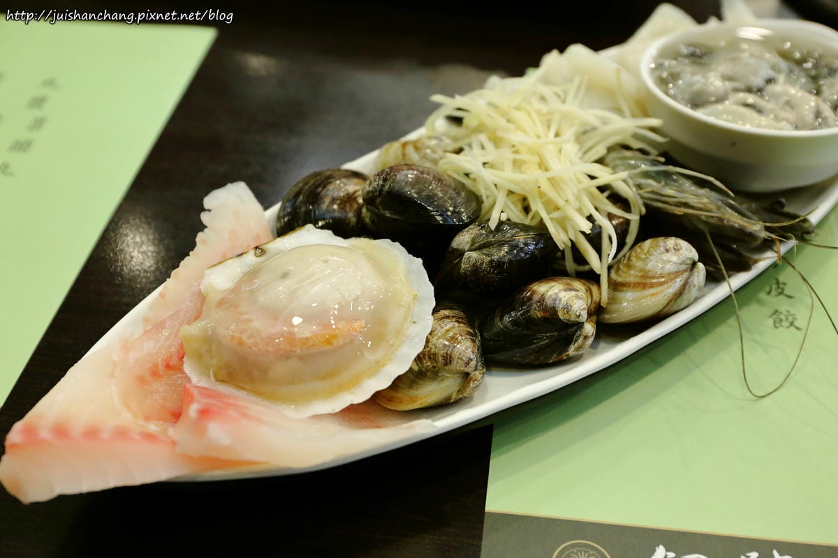 【食║台北中山區】鍋饕精緻涮涮鍋。大直捷運美食～豪邁擺盤，來這吃肉就對了，平價鍋物，CP值超高！