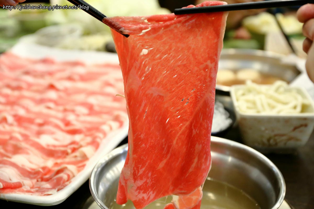 【食║台北中山區】鍋饕精緻涮涮鍋。大直捷運美食～豪邁擺盤，來這吃肉就對了，平價鍋物，CP值超高！