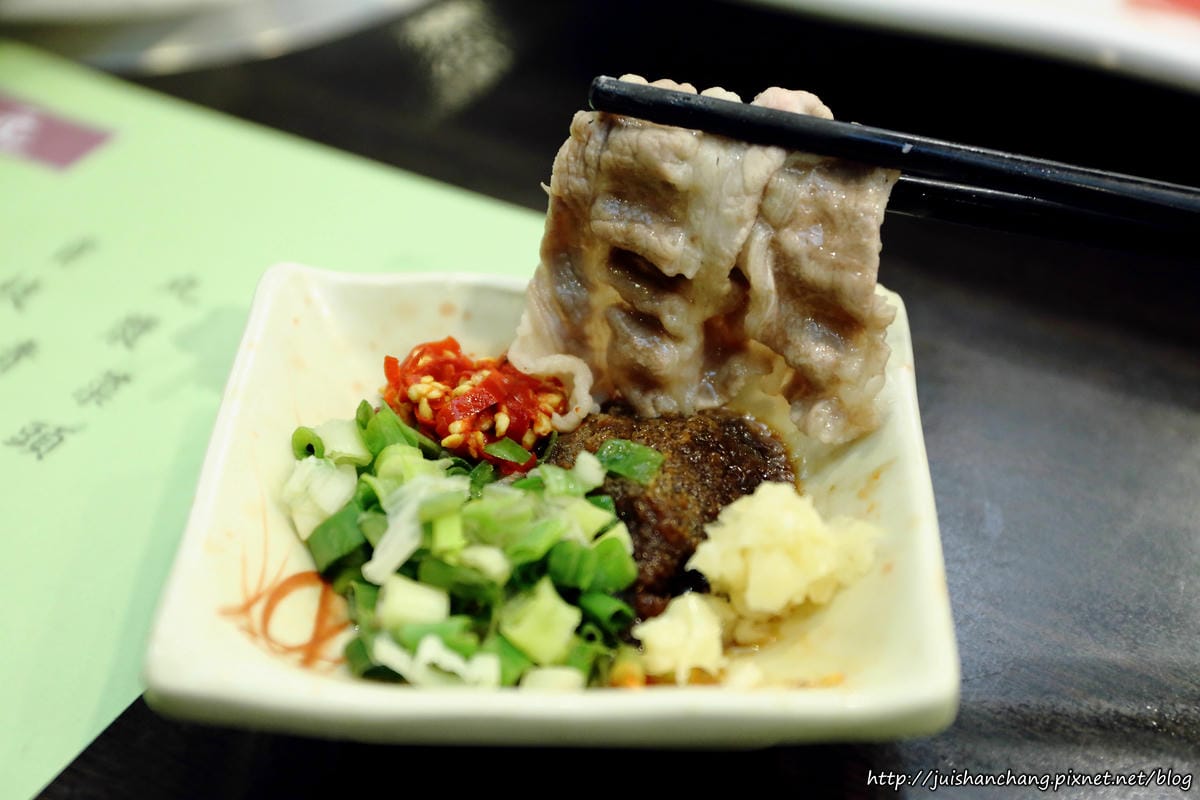 【食║台北中山區】鍋饕精緻涮涮鍋。大直捷運美食～豪邁擺盤，來這吃肉就對了，平價鍋物，CP值超高！