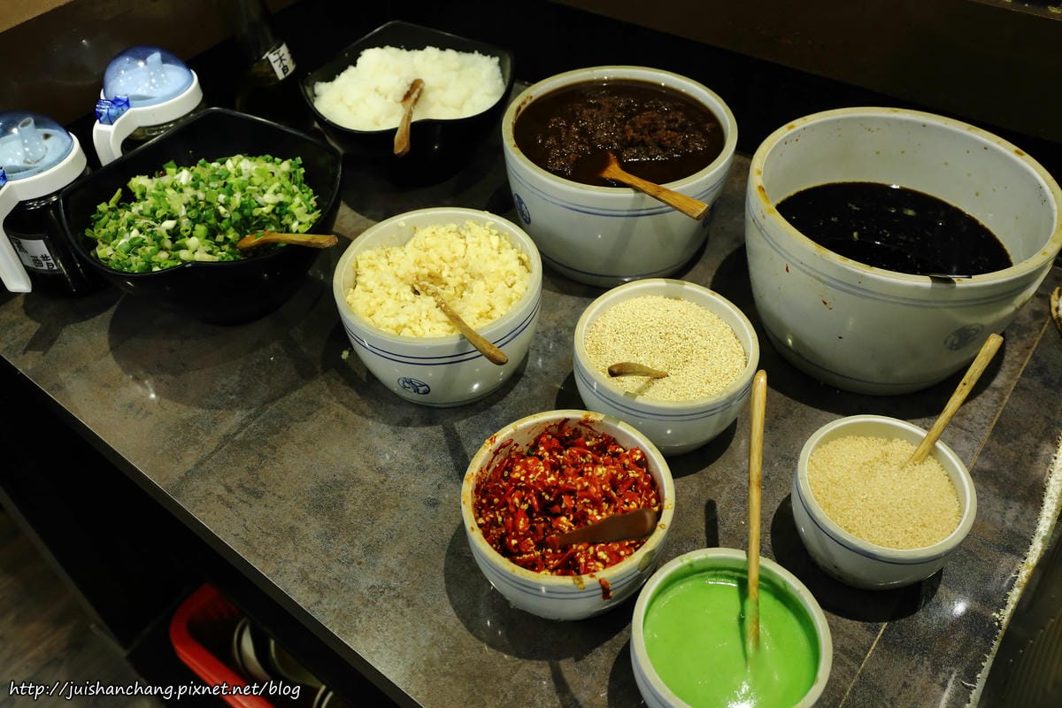 【食║台北中山區】鍋饕精緻涮涮鍋。大直捷運美食～豪邁擺盤，來這吃肉就對了，平價鍋物，CP值超高！