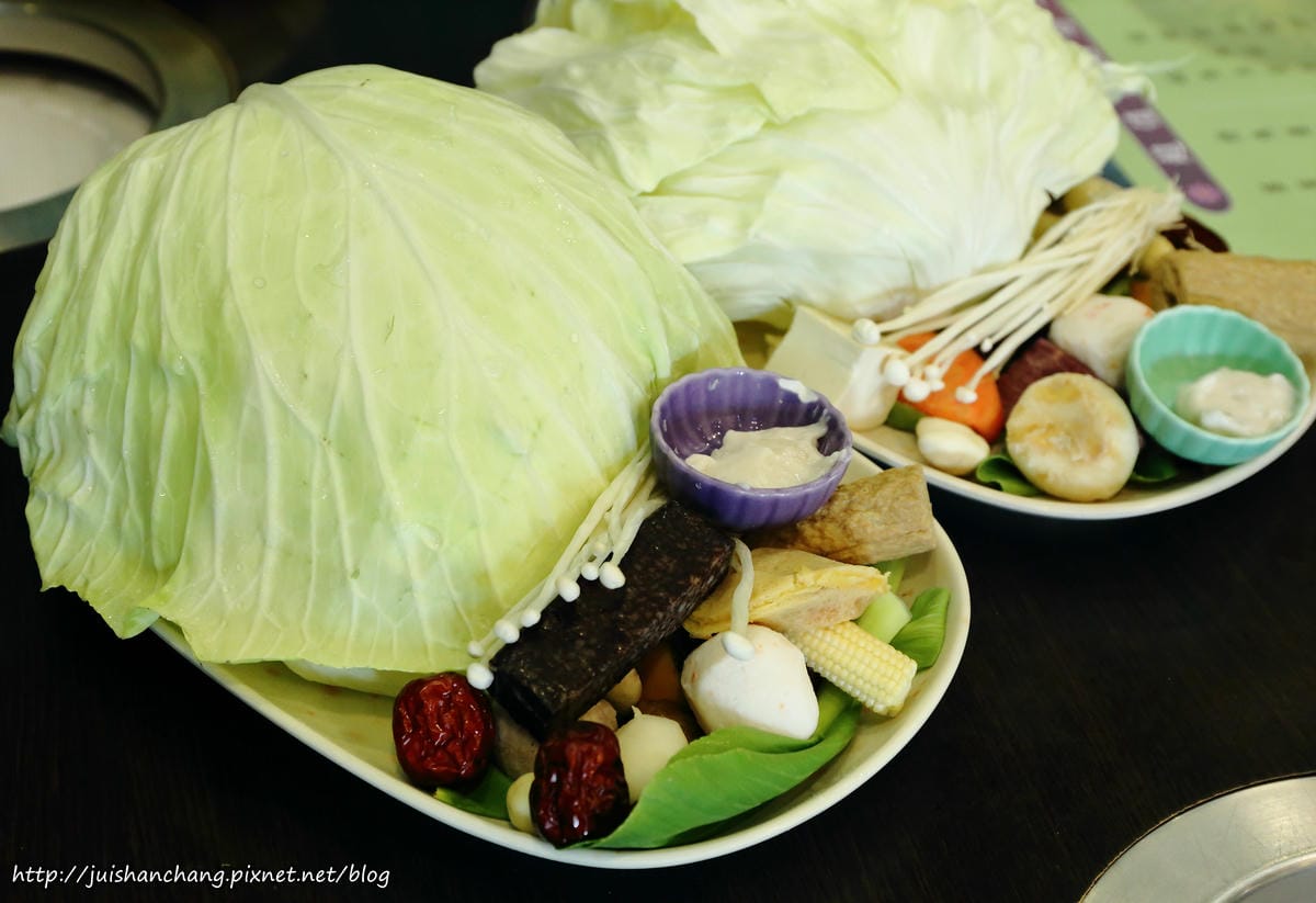 【食║台北中山區】鍋饕精緻涮涮鍋。大直捷運美食～豪邁擺盤，來這吃肉就對了，平價鍋物，CP值超高！