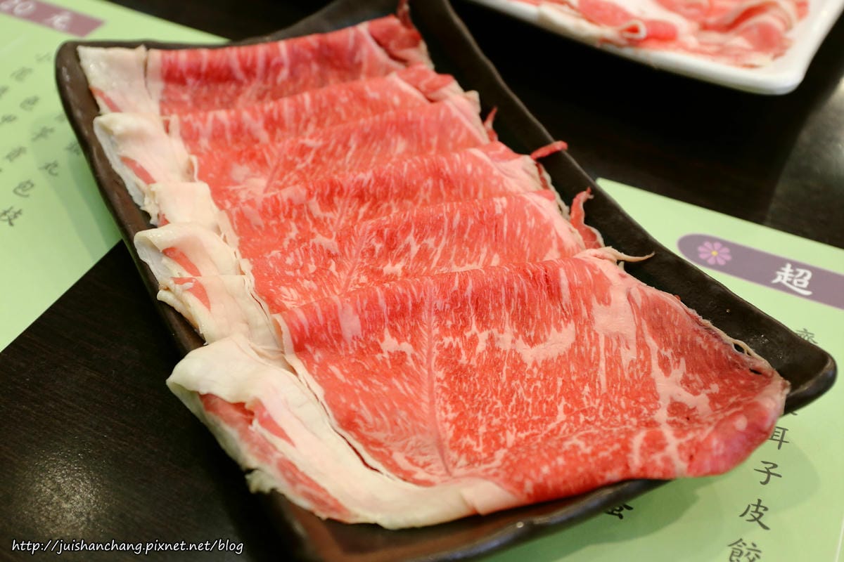 【食║台北中山區】鍋饕精緻涮涮鍋。大直捷運美食～豪邁擺盤，來這吃肉就對了，平價鍋物，CP值超高！