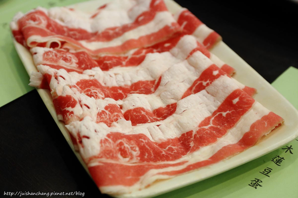 【食║台北中山區】鍋饕精緻涮涮鍋。大直捷運美食～豪邁擺盤，來這吃肉就對了，平價鍋物，CP值超高！