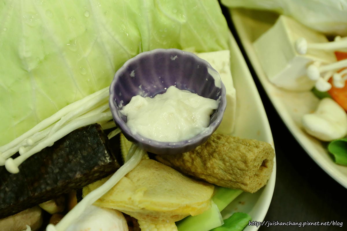 【食║台北中山區】鍋饕精緻涮涮鍋。大直捷運美食～豪邁擺盤，來這吃肉就對了，平價鍋物，CP值超高！