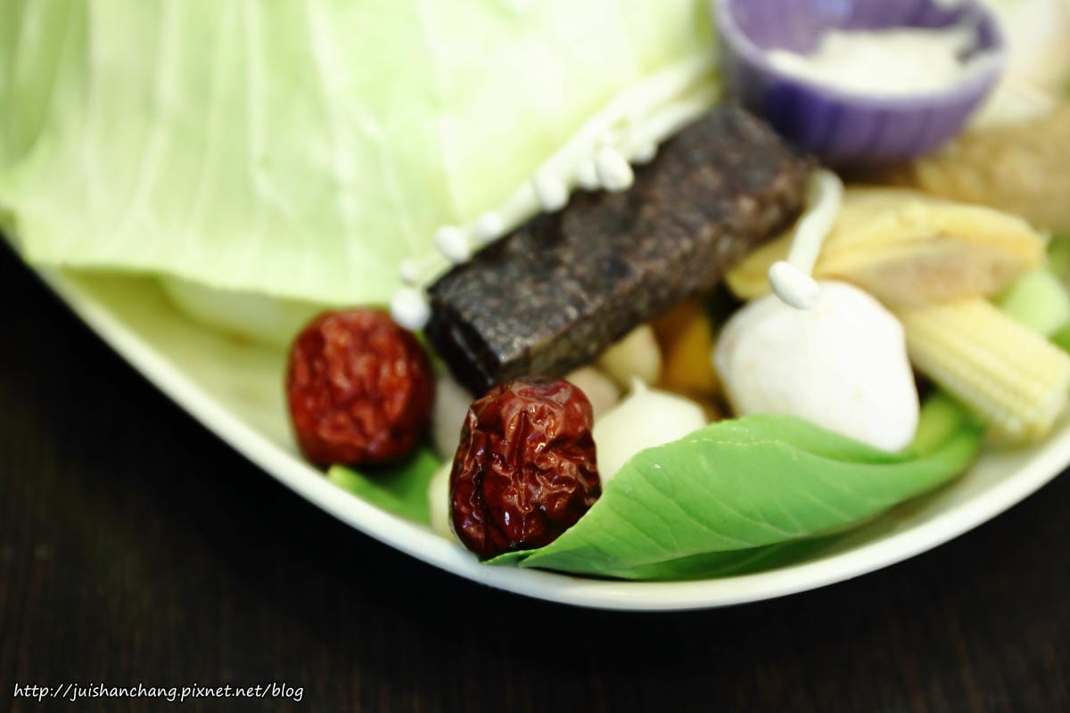 【食║台北中山區】鍋饕精緻涮涮鍋。大直捷運美食～豪邁擺盤，來這吃肉就對了，平價鍋物，CP值超高！