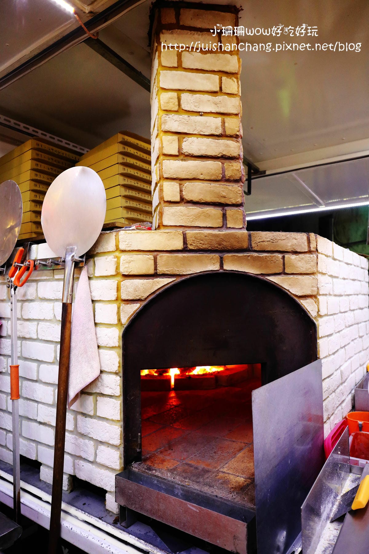 【食║新北雙和】KK手工窯烤pizza～捕獲行動餐車，永和也有好吃的PIZZA了！神出鬼沒，想吃得先掐指一算「餐車Time」！