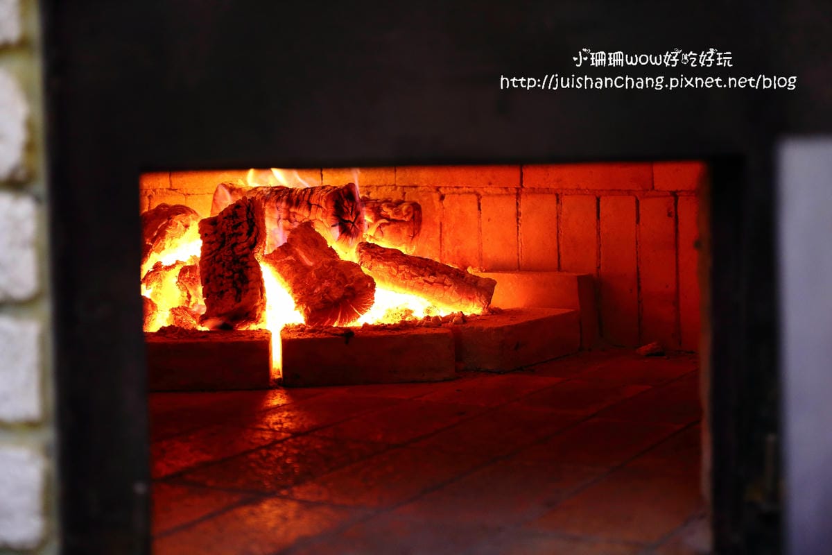 【食║新北雙和】KK手工窯烤pizza～捕獲行動餐車，永和也有好吃的PIZZA了！神出鬼沒，想吃得先掐指一算「餐車Time」！