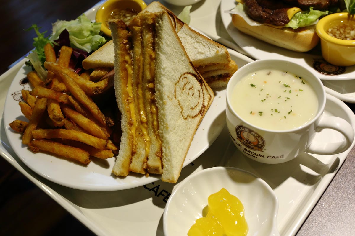 【食║新竹】查理布朗咖啡Charlie Brown Café〜緊急廣播！史努比出沒在新竹遠百！！！(已歇業)
