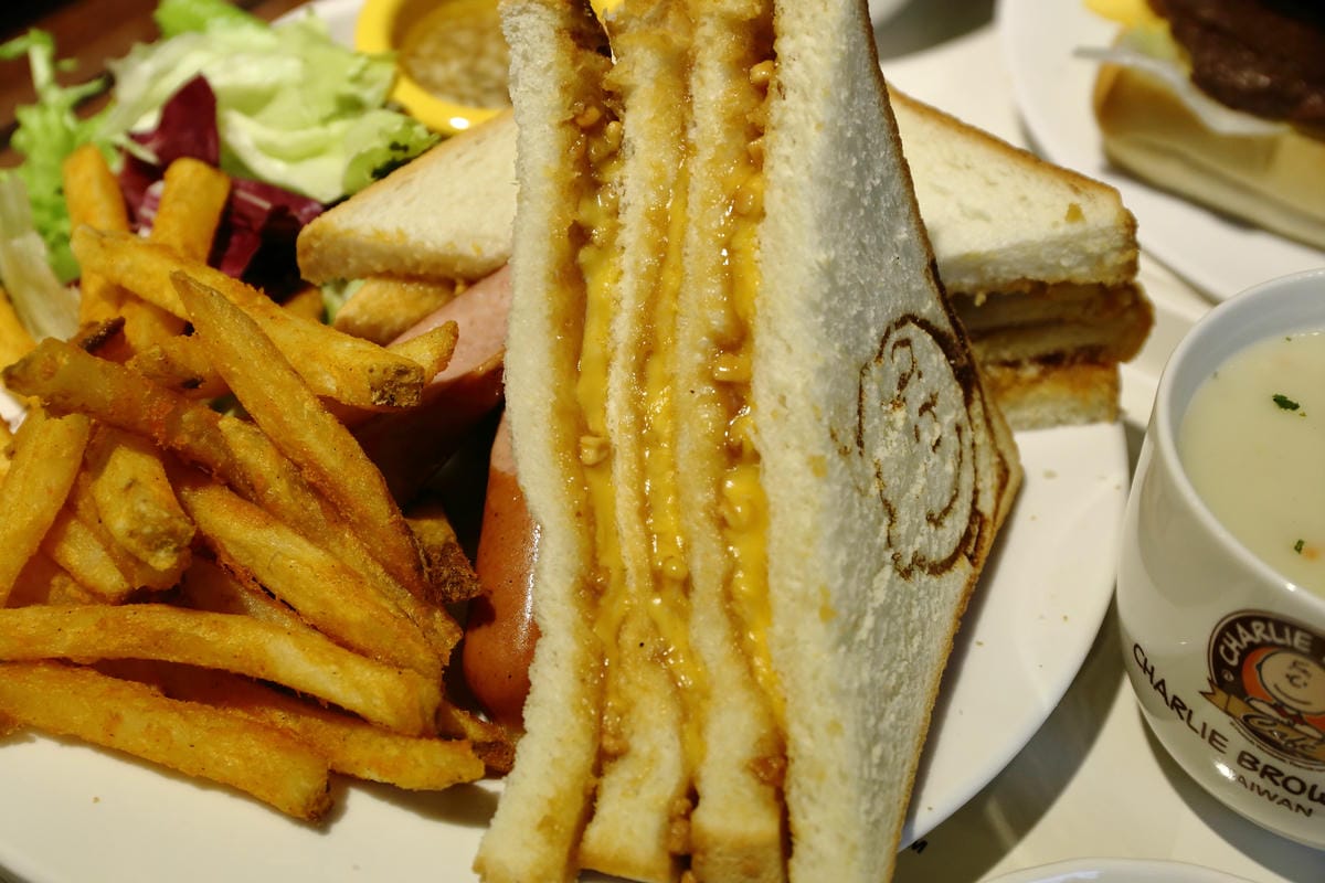 【食║新竹】查理布朗咖啡Charlie Brown Café〜緊急廣播！史努比出沒在新竹遠百！！！(已歇業)