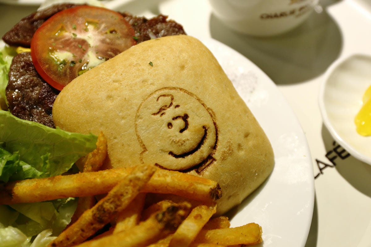 【食║新竹】查理布朗咖啡Charlie Brown Café〜緊急廣播！史努比出沒在新竹遠百！！！(已歇業)