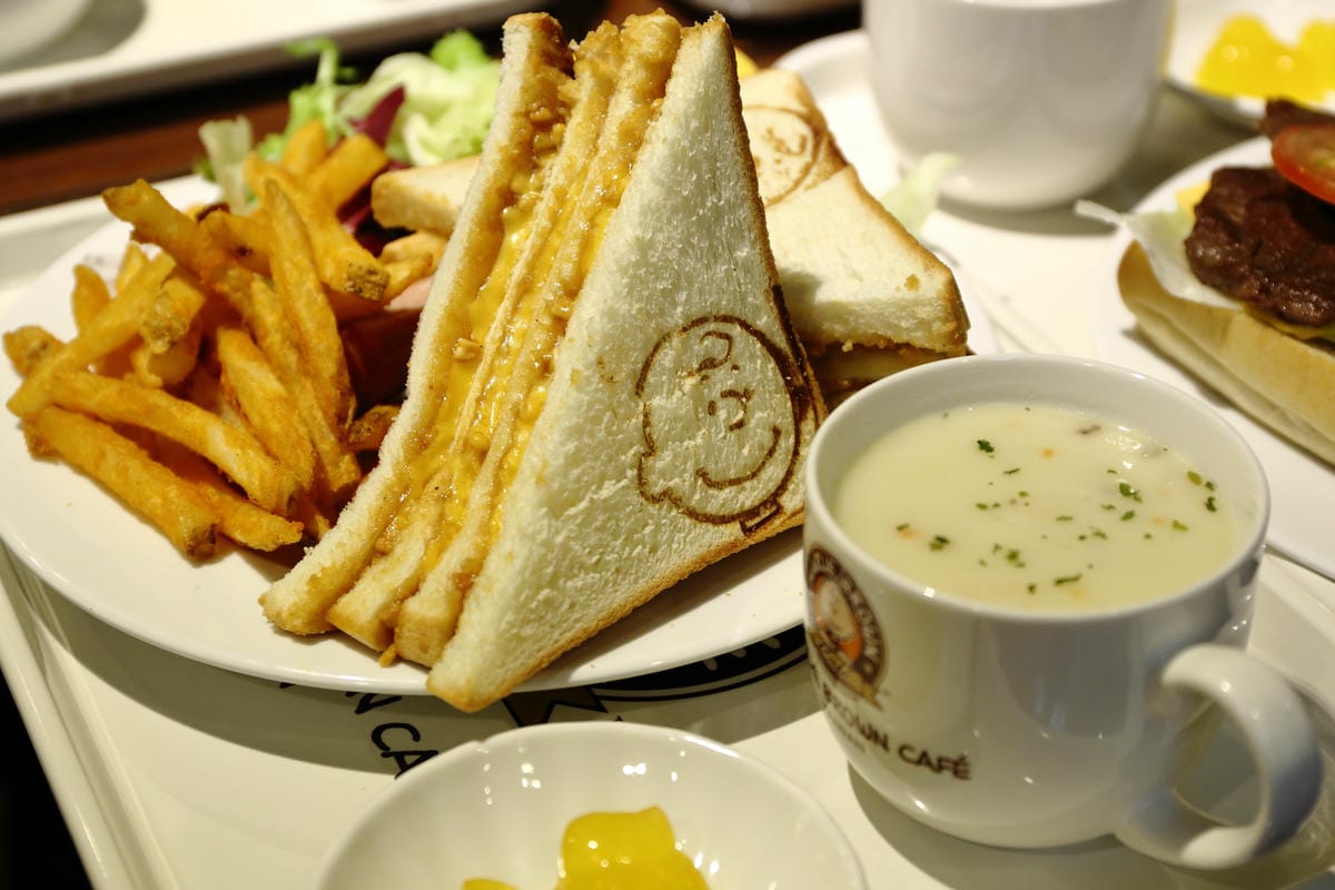 【食║新竹】查理布朗咖啡Charlie Brown Café〜緊急廣播！史努比出沒在新竹遠百！！！(已歇業)