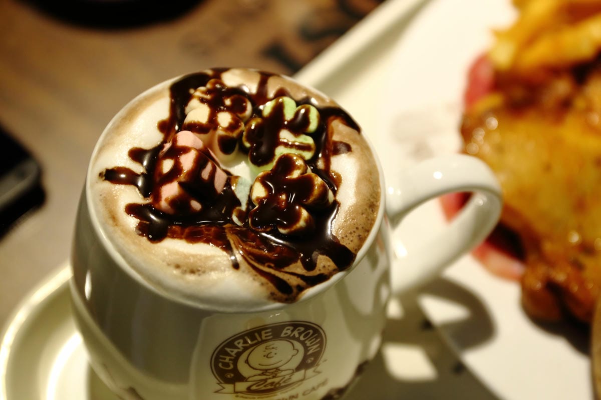 【食║新竹】查理布朗咖啡Charlie Brown Café〜緊急廣播！史努比出沒在新竹遠百！！！(已歇業)