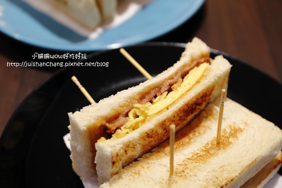 【食║台北信義區】Love Toast i 吐司早午餐～就是愛吐司。碳烤吐司/帕里尼，外酥內軟的口感讓人愛上它！