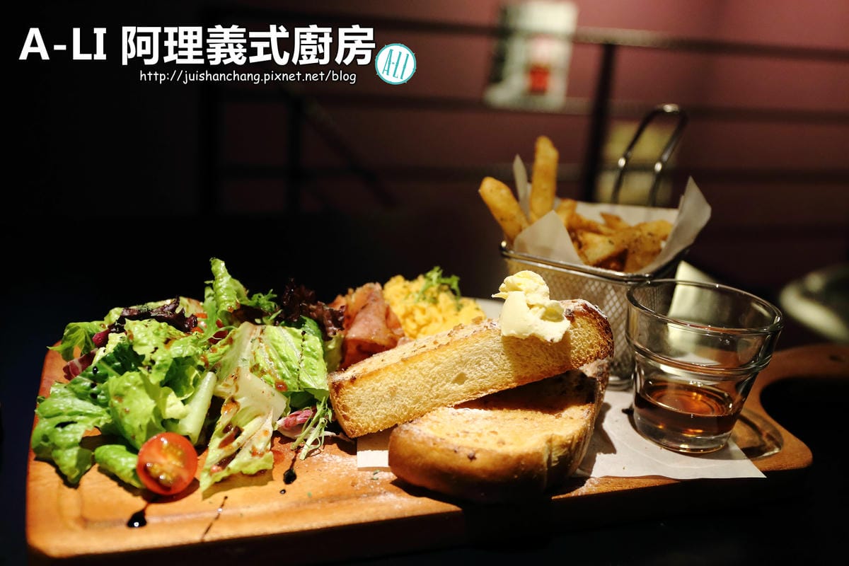 【食║台北信義區】Love Toast i 吐司早午餐～就是愛吐司。碳烤吐司/帕里尼，外酥內軟的口感讓人愛上它！