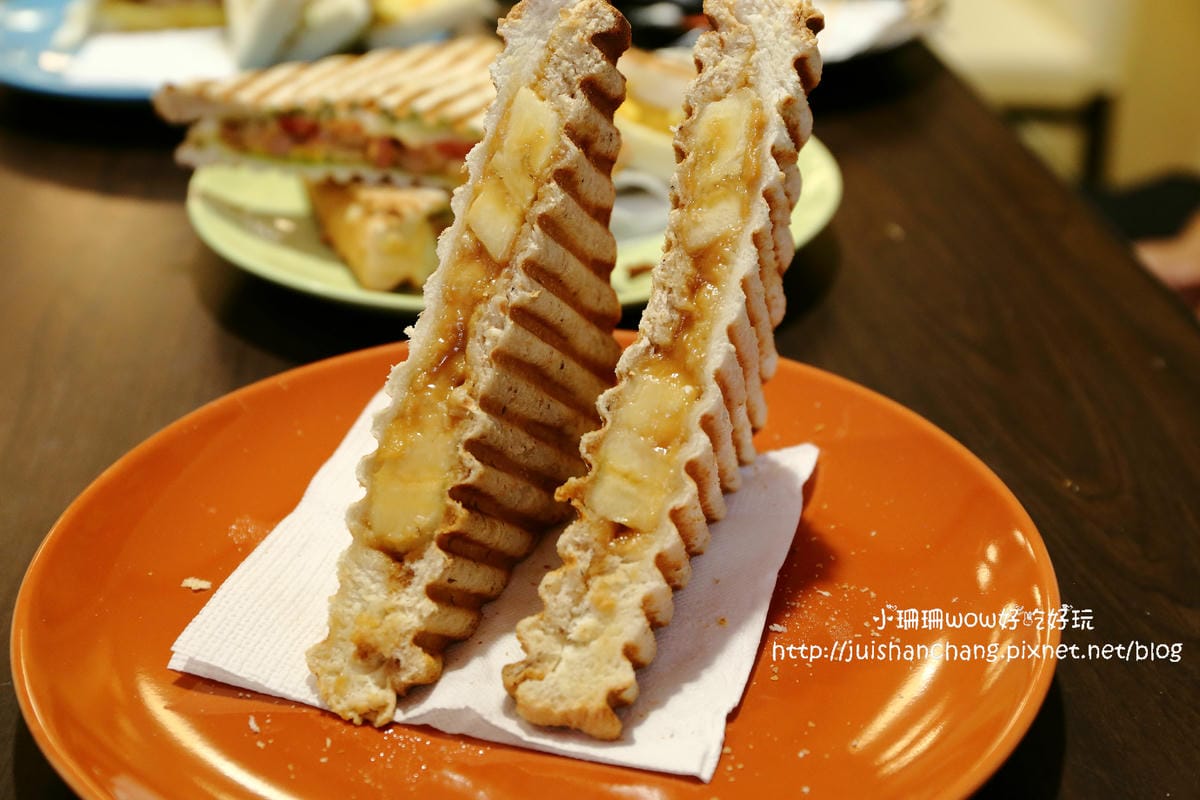 【食║台北信義區】Love Toast i 吐司早午餐～就是愛吐司。碳烤吐司/帕里尼，外酥內軟的口感讓人愛上它！