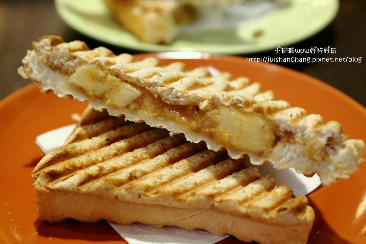 【食║台北信義區】Love Toast i 吐司早午餐～就是愛吐司。碳烤吐司/帕里尼，外酥內軟的口感讓人愛上它！