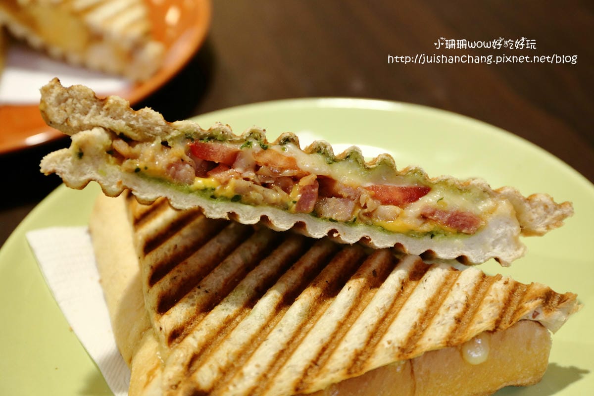 【食║台北信義區】Love Toast i 吐司早午餐～就是愛吐司。碳烤吐司/帕里尼，外酥內軟的口感讓人愛上它！