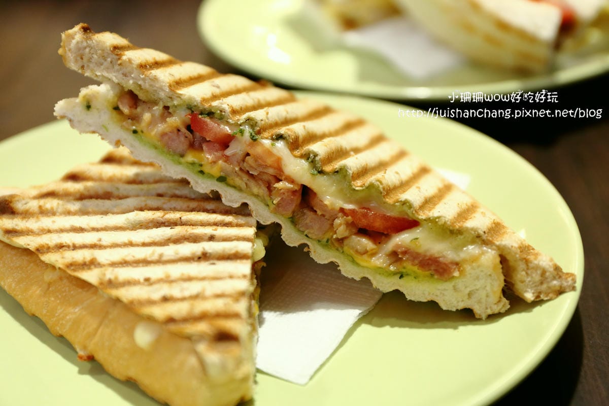 【食║台北信義區】Love Toast i 吐司早午餐～就是愛吐司。碳烤吐司/帕里尼，外酥內軟的口感讓人愛上它！