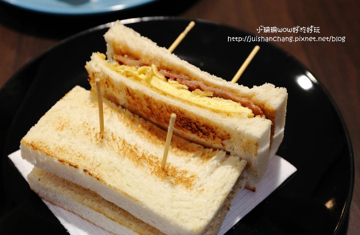 【食║台北信義區】Love Toast i 吐司早午餐～就是愛吐司。碳烤吐司/帕里尼，外酥內軟的口感讓人愛上它！