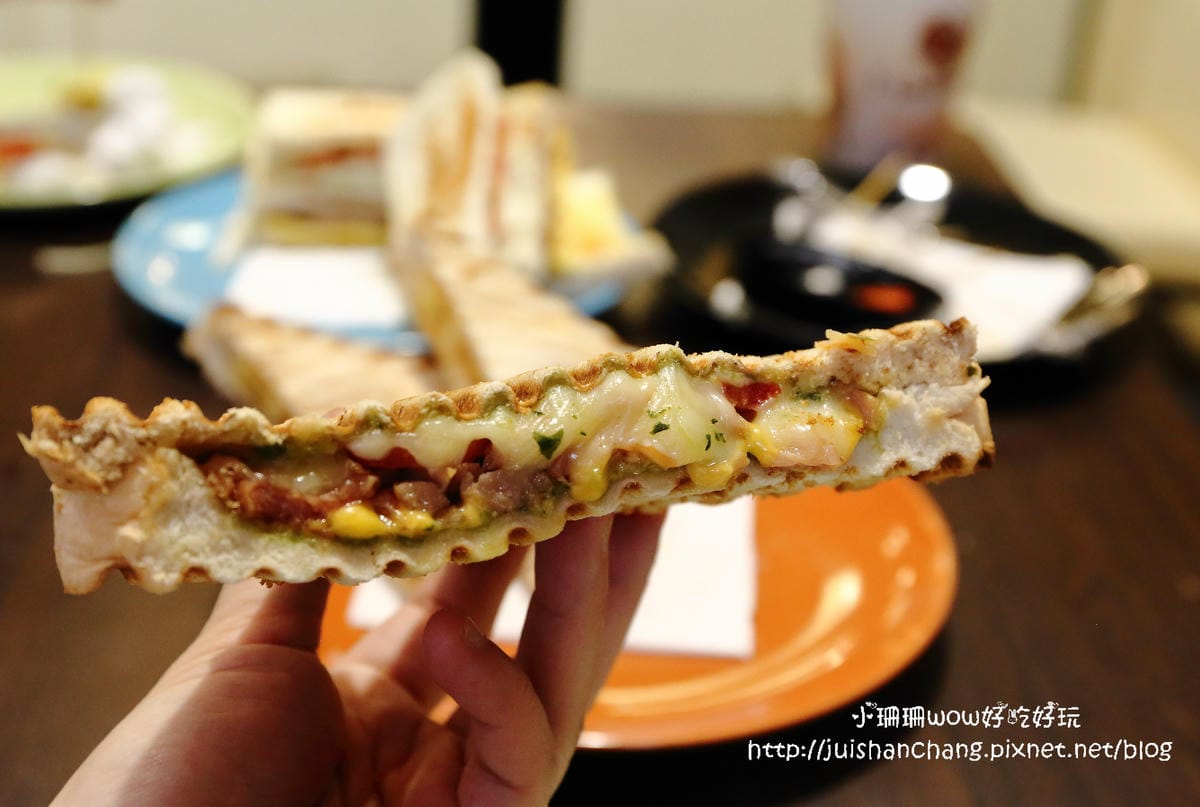 【食║台北信義區】Love Toast i 吐司早午餐～就是愛吐司。碳烤吐司/帕里尼，外酥內軟的口感讓人愛上它！