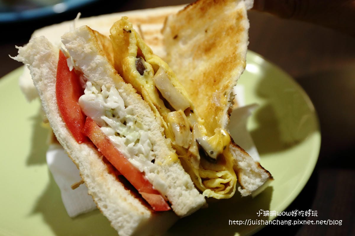 【食║台北信義區】Love Toast i 吐司早午餐～就是愛吐司。碳烤吐司/帕里尼，外酥內軟的口感讓人愛上它！