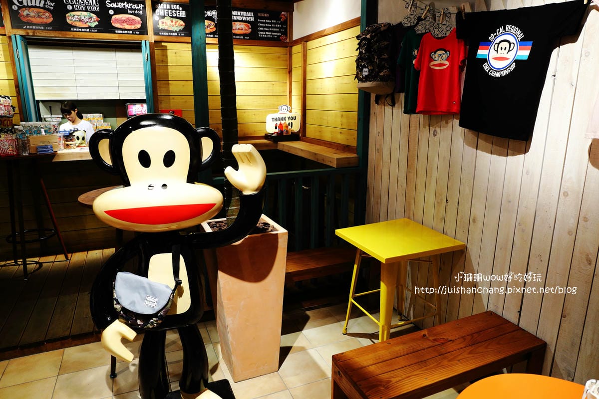 【食║台北】Paul Frank Hot Dog大嘴猴主題餐廳〜當猴子遇上熱狗，想裝淡定最後還是被萌殺。。。