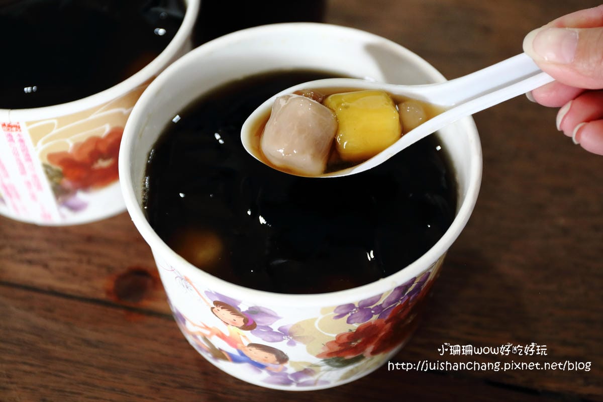 【食║台中】新凍嫩仙草〜在地人推薦，堅持天然柴燒熬煮，盡是仙草獨特的香氣！