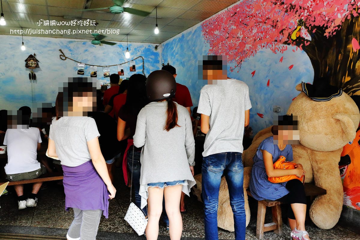 【食║台中】新凍嫩仙草〜在地人推薦，堅持天然柴燒熬煮，盡是仙草獨特的香氣！