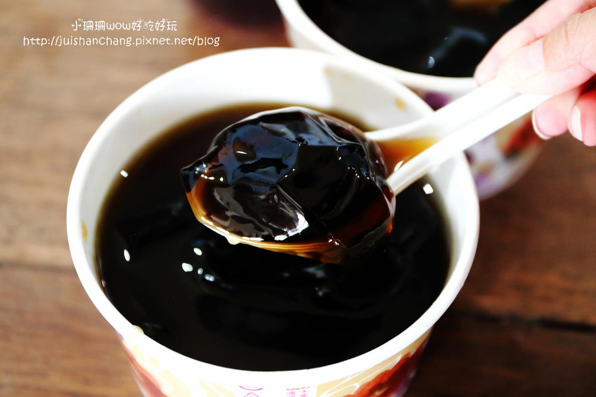 【食║台中】新凍嫩仙草〜在地人推薦，堅持天然柴燒熬煮，盡是仙草獨特的香氣！