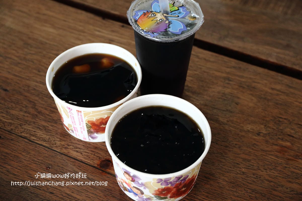 【食║台中】新凍嫩仙草〜在地人推薦，堅持天然柴燒熬煮，盡是仙草獨特的香氣！