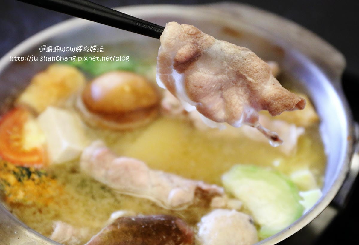 【食║台中】雪宴日式定食～龜毛老闆的堅持又來了！食材新鮮不計成本，用心熬出好湯頭，無味精湯底喝光也無負擔！(已歇業)