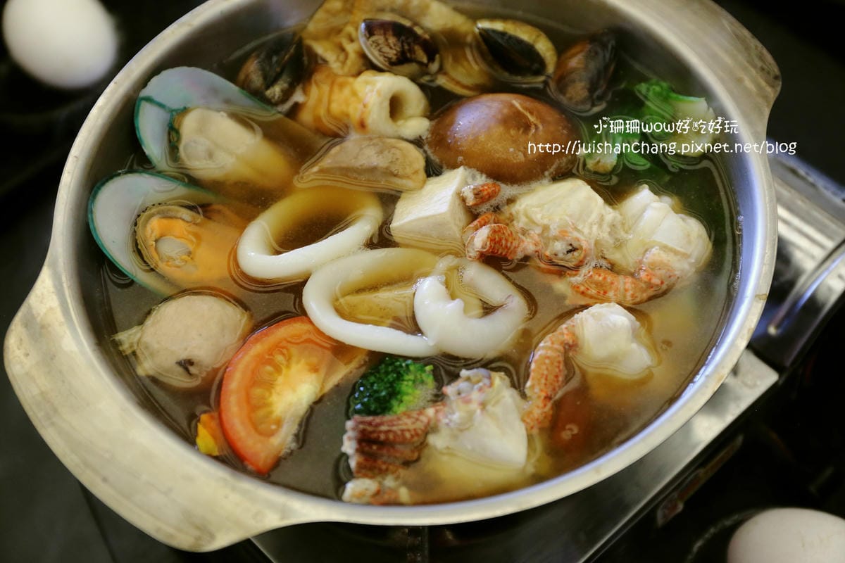 【食║台中】雪宴日式定食～龜毛老闆的堅持又來了！食材新鮮不計成本，用心熬出好湯頭，無味精湯底喝光也無負擔！(已歇業)