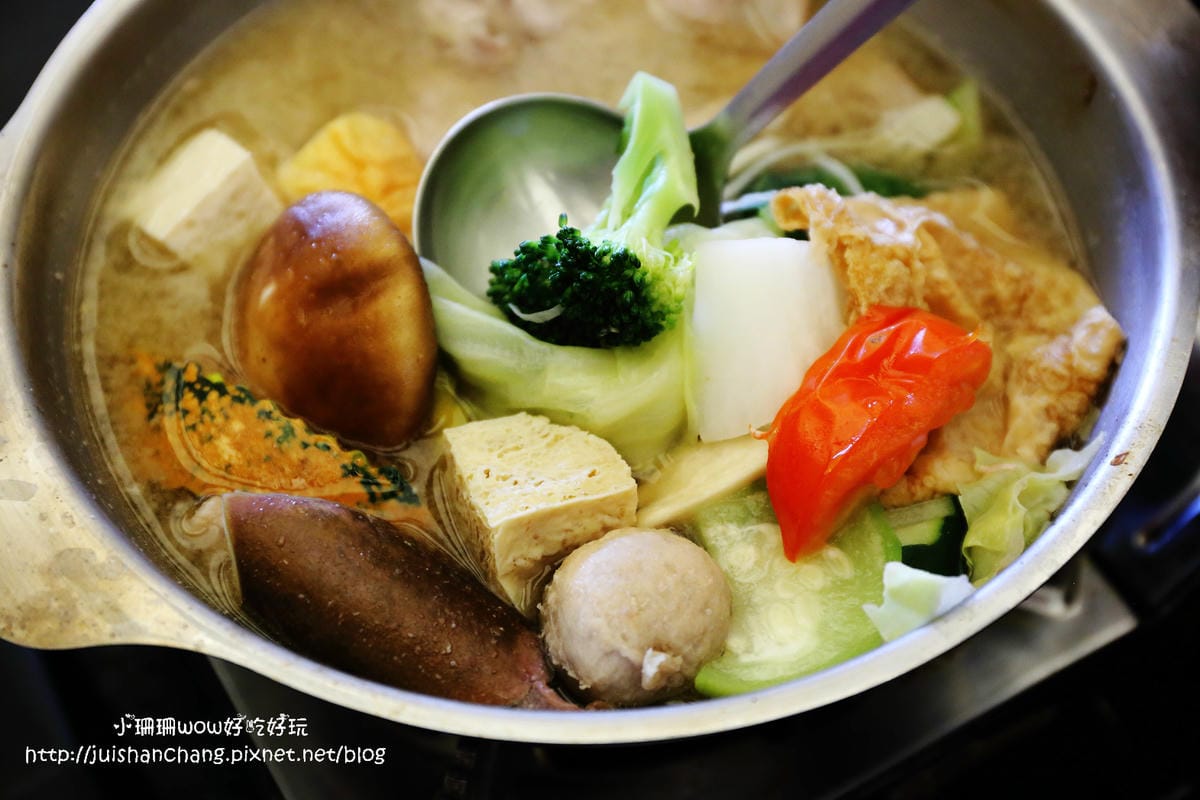 【食║台中】雪宴日式定食～龜毛老闆的堅持又來了！食材新鮮不計成本，用心熬出好湯頭，無味精湯底喝光也無負擔！(已歇業)