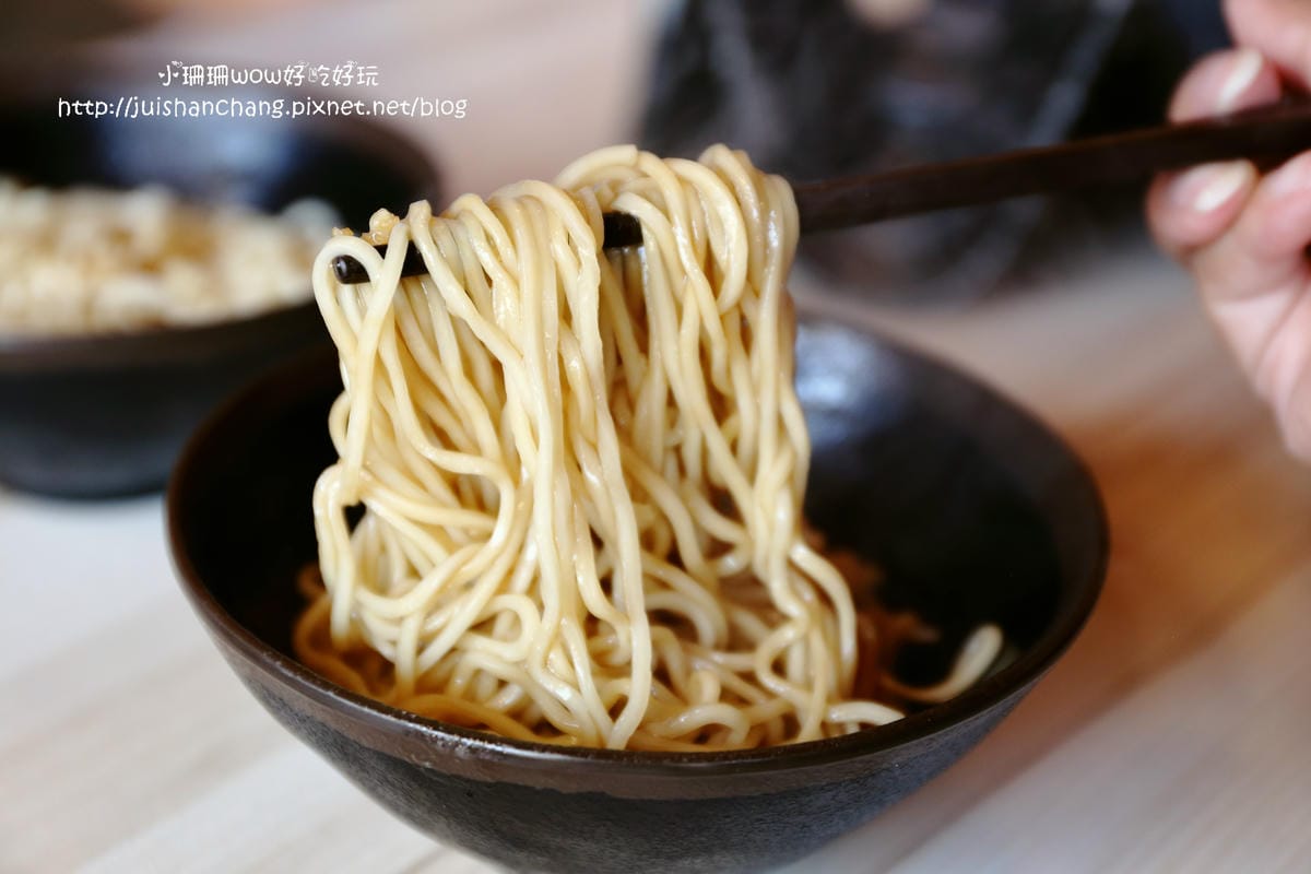 【食║台中】那個鍋(逢甲店)～一人也可以吃麻辣鍋，鍋底「客製化」，當心上癮！