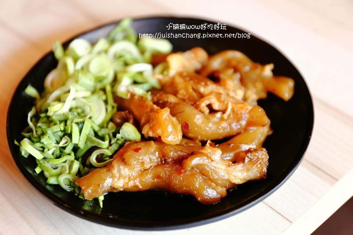 【食║台中】那個鍋(逢甲店)～一人也可以吃麻辣鍋，鍋底「客製化」，當心上癮！