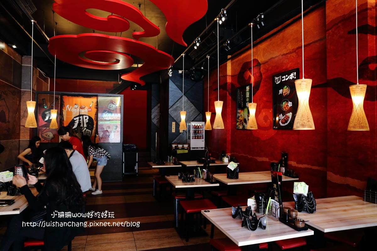 【食║台中】那個鍋(逢甲店)～一人也可以吃麻辣鍋，鍋底「客製化」，當心上癮！