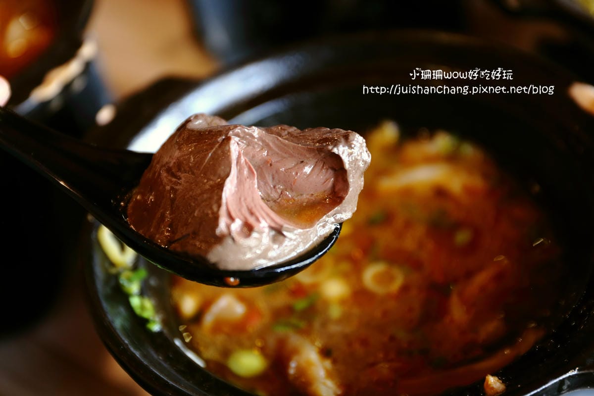 【食║台中】那個鍋(逢甲店)～一人也可以吃麻辣鍋，鍋底「客製化」，當心上癮！