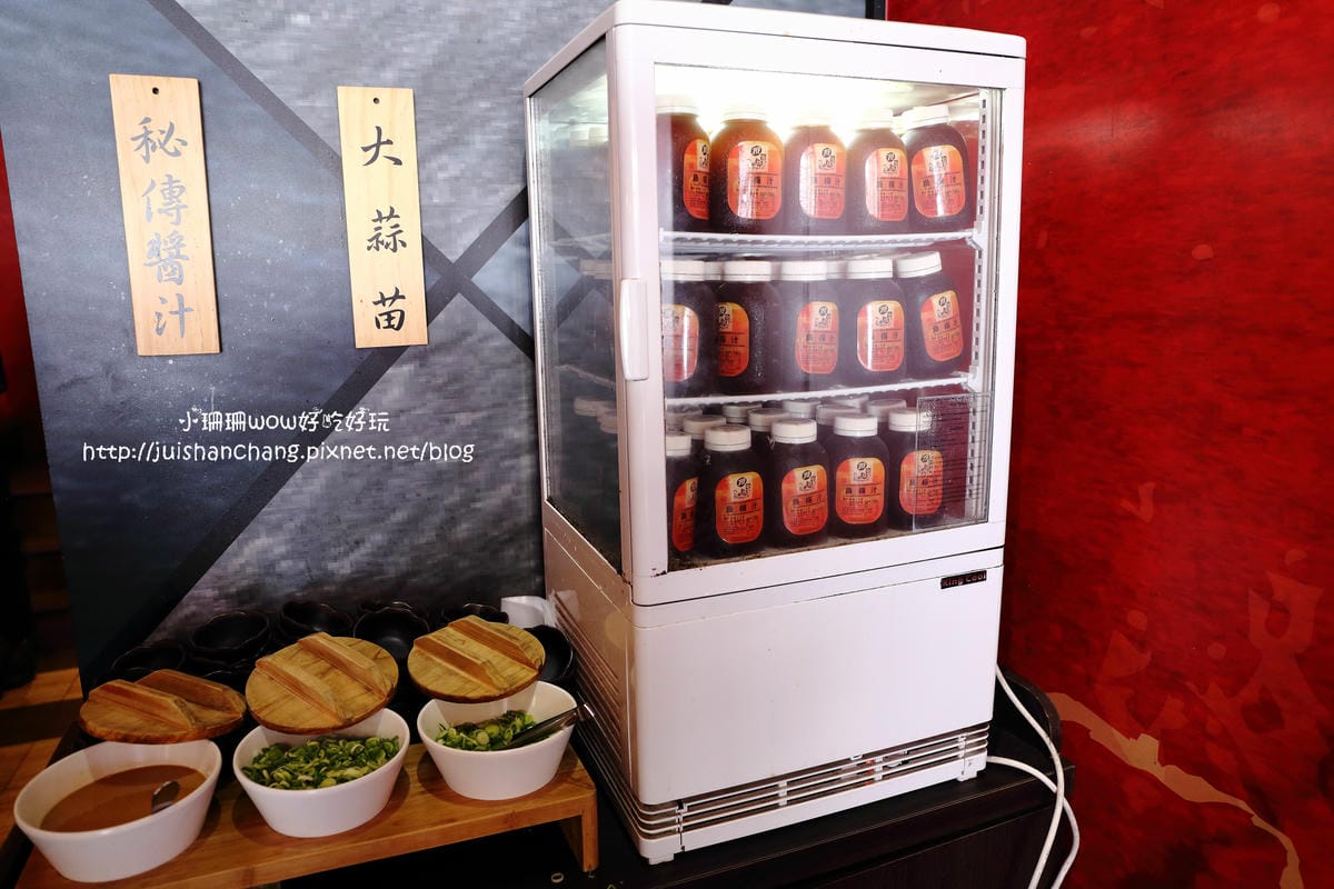 【食║台中】那個鍋(逢甲店)～一人也可以吃麻辣鍋，鍋底「客製化」，當心上癮！