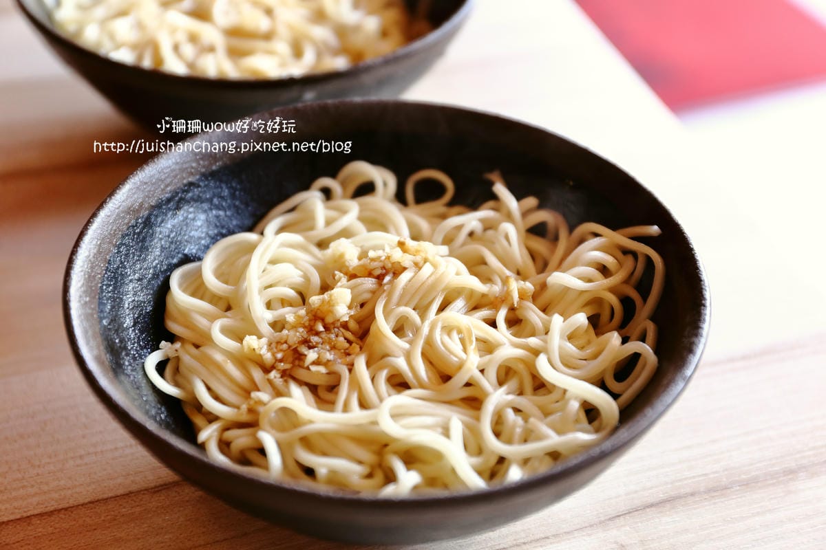 【食║台中】那個鍋(逢甲店)～一人也可以吃麻辣鍋，鍋底「客製化」，當心上癮！