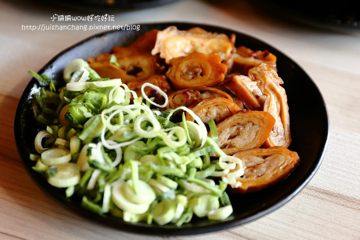 【食║台中】那個鍋(逢甲店)～一人也可以吃麻辣鍋，鍋底「客製化」，當心上癮！