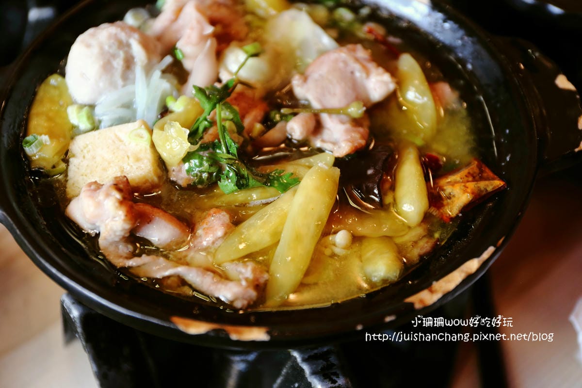 【食║台中】那個鍋(逢甲店)～一人也可以吃麻辣鍋，鍋底「客製化」，當心上癮！