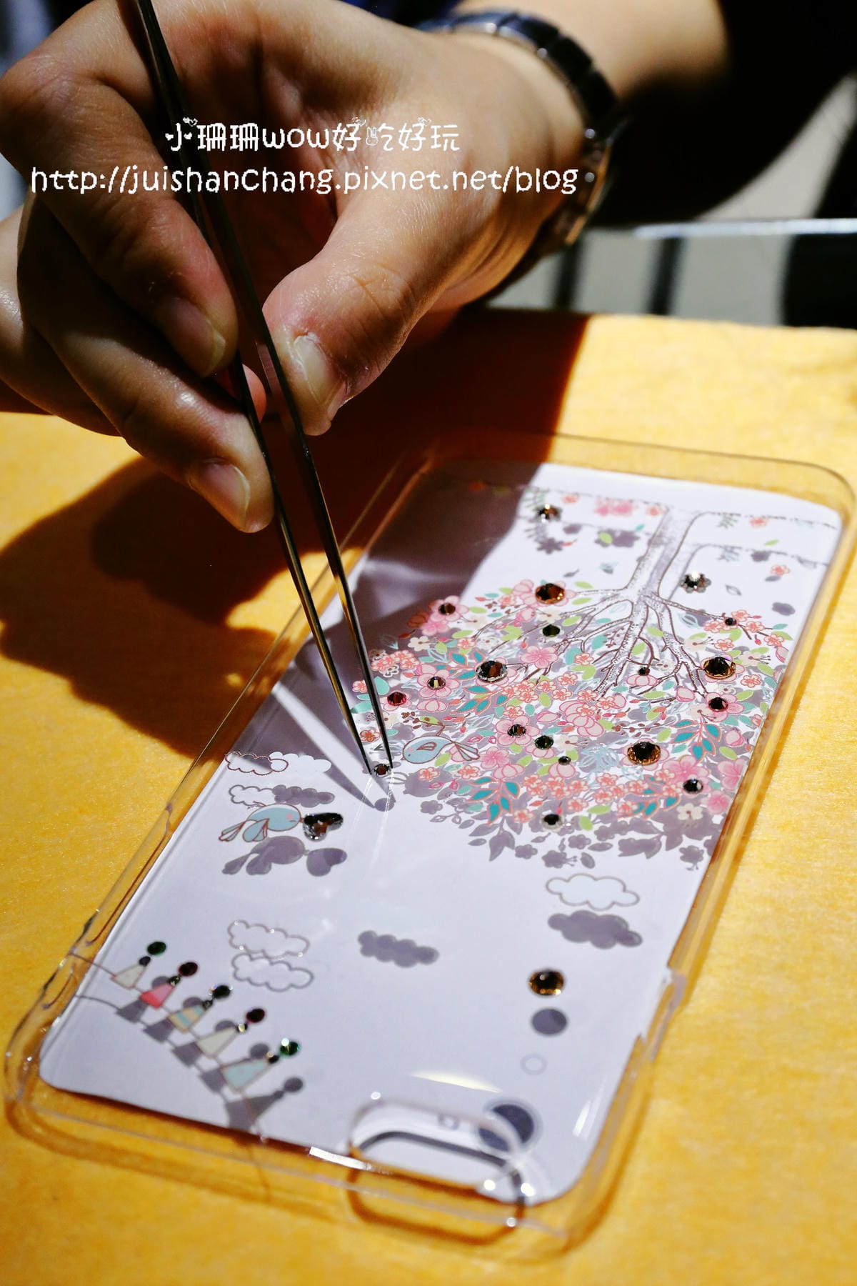 【分享║3C】apbs®施華洛世奇手機保護殼DIY貼鑽。Bling Bling～就是要跟別人不一樣！快來打造一個全世界專屬於自己獨一無二的手機殼吧！（分享本文+粉絲團按讚+留言就有機會參加抽獎唷！）　