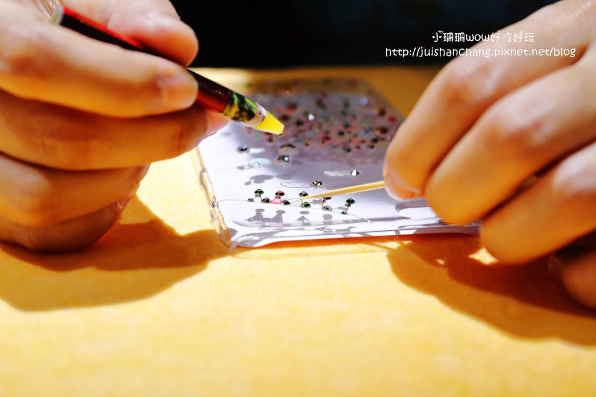 【分享║3C】apbs®施華洛世奇手機保護殼DIY貼鑽。Bling Bling～就是要跟別人不一樣！快來打造一個全世界專屬於自己獨一無二的手機殼吧！（分享本文+粉絲團按讚+留言就有機會參加抽獎唷！）　