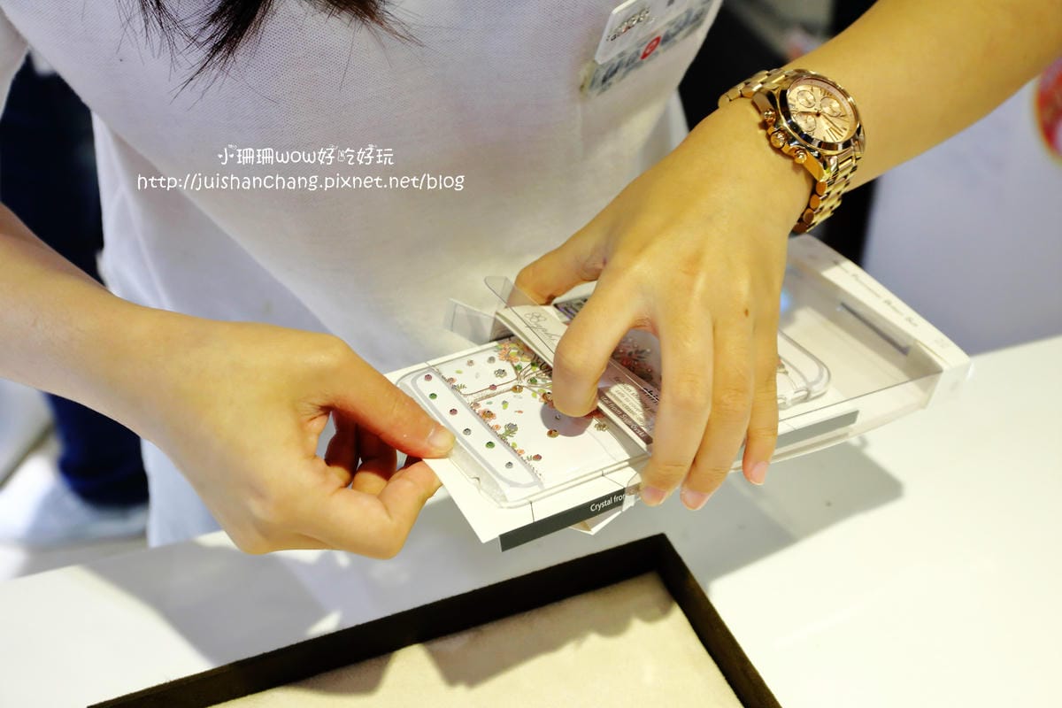【分享║3C】apbs®施華洛世奇手機保護殼DIY貼鑽。Bling Bling～就是要跟別人不一樣！快來打造一個全世界專屬於自己獨一無二的手機殼吧！（分享本文+粉絲團按讚+留言就有機會參加抽獎唷！）　