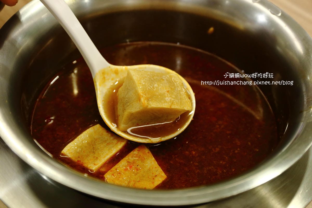 【食║板橋】幸福日式小火鍋～新埔站火鍋。黑嚕嚕的墨魚鍋底好特別！（已歇業）　