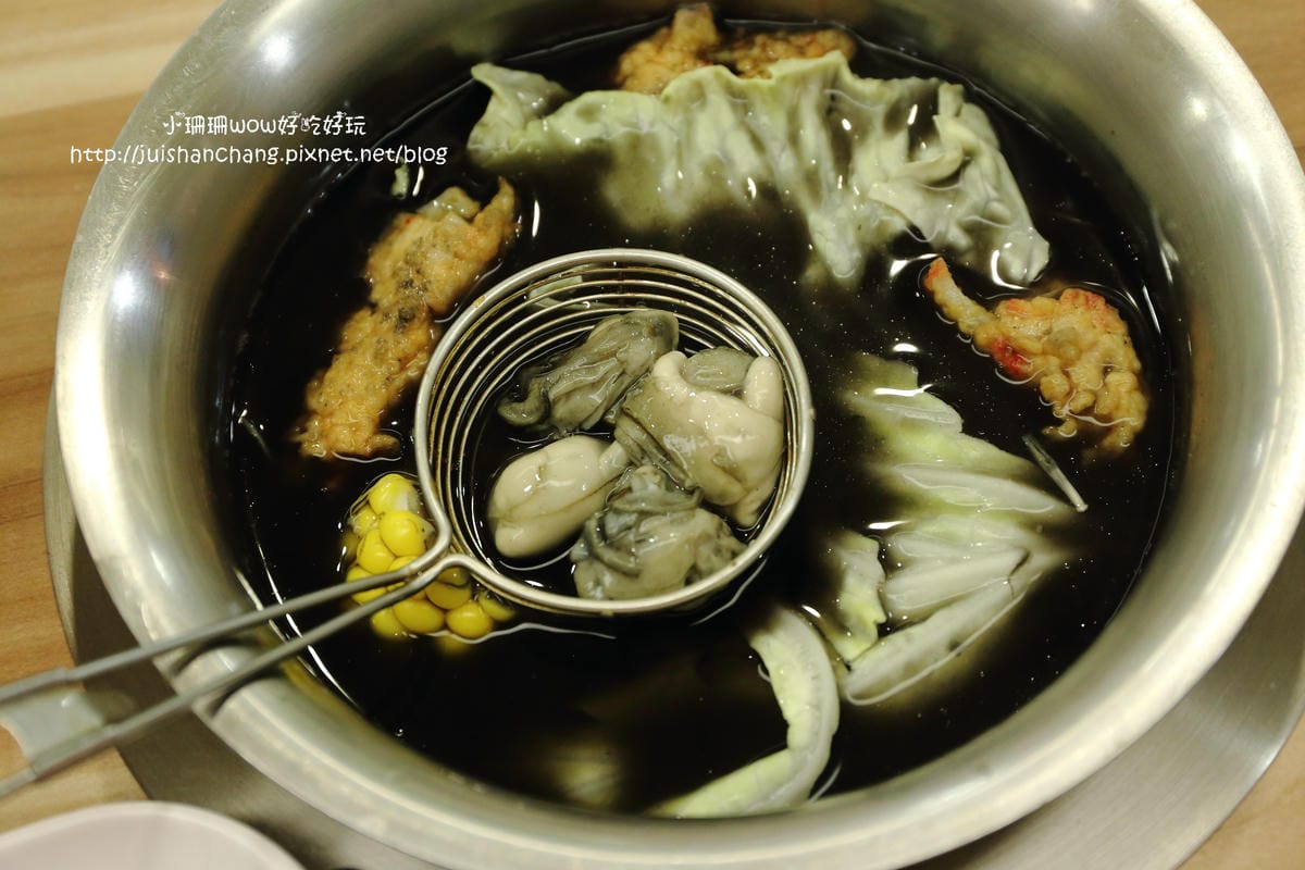 【食║板橋】幸福日式小火鍋～新埔站火鍋。黑嚕嚕的墨魚鍋底好特別！（已歇業）　