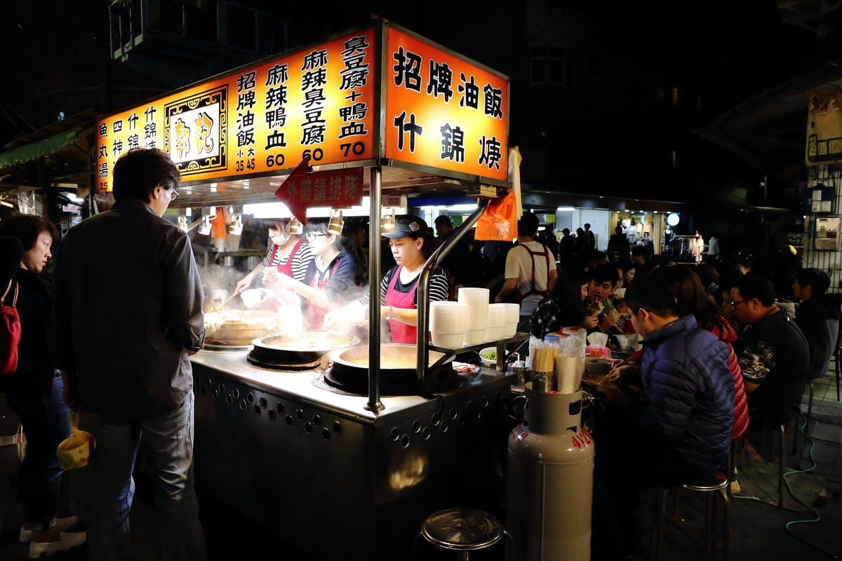 【食║永和】我♥樂華夜市～陪我一起長大的樂華夜市，從巷頭吃到巷尾，不只有台灣最美味的小吃更有永和當地人文風情！