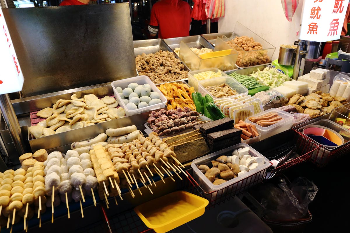 【食║永和】我♥樂華夜市～陪我一起長大的樂華夜市，從巷頭吃到巷尾，不只有台灣最美味的小吃更有永和當地人文風情！