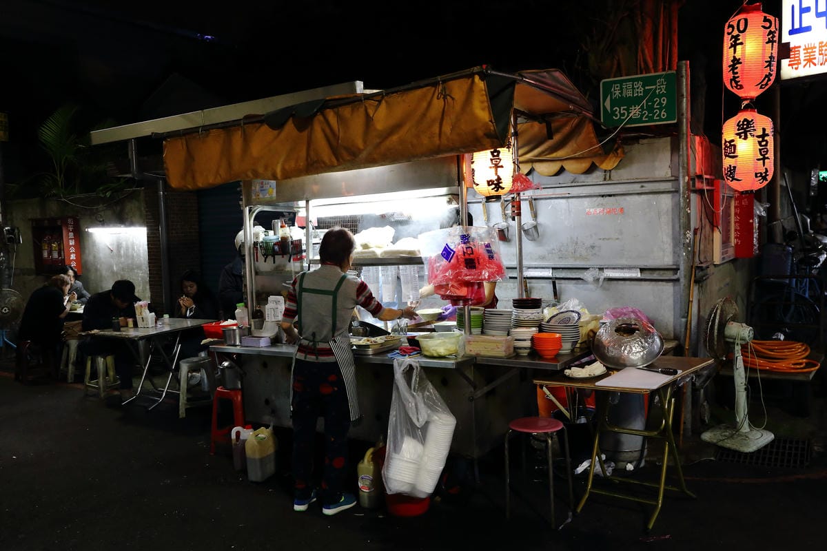 【食║永和】我♥樂華夜市～陪我一起長大的樂華夜市，從巷頭吃到巷尾，不只有台灣最美味的小吃更有永和當地人文風情！